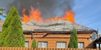Россияне обстреляли Никополь: загорелся дом, есть жертвы и раненые (фото)