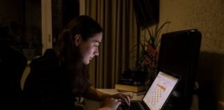 Графики отключения света по Украине: кто и когда сегодня будет без электричества