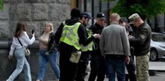 Не только ТЦК. Кто может вручать повестки и что меняет новый закон о мобилизации