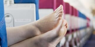 Вот почему никогда не надо снимать обувь в самолете