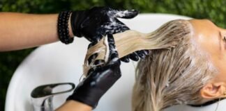 После окрашивания волосы стремительно выпадают? Вот почему так происходит