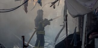 Удар по рынку в центре Сум: спасатели показали последствия (фото, видео)