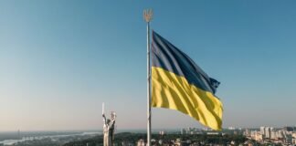 Символ свободы, который развевается на фронте: Украина празднует День Государственного флага
