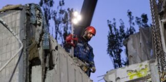 В Киеве из-под завалов достали тела еще 10 погибших, среди них – ребенок 2-х лет