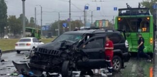 В Харькове пьяный водитель таранил автобус и троллейбус: его задержали