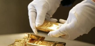 Gold holds near record highs amid Fed Chair's statements