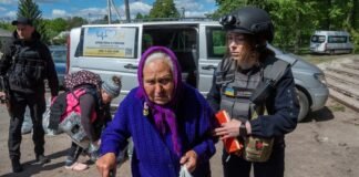 В Константиновке полицейские вытащили из поврежденного дома пожилых супругов (видео)