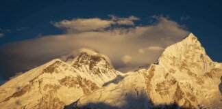 Snowstorm on Everest: hundreds of tourists stranded, there are dead