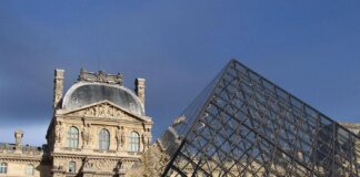 In France, the famous Louvre Museum was closed due to a robbery: what was stolen