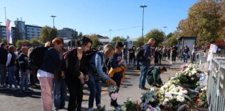 Tens of thousands of Serbs honored the victims at the railway station, ignoring Vučić's threats