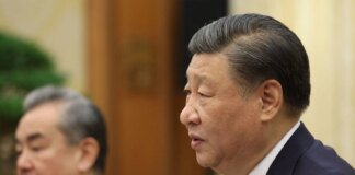 Xi Jinping joked about espionage, presenting the South Korean president with several Chinese smartphones