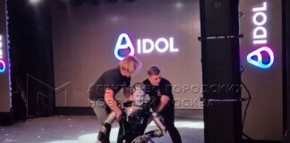 In Russia, the first humanoid robot fell at a presentation: it was covered from the audience