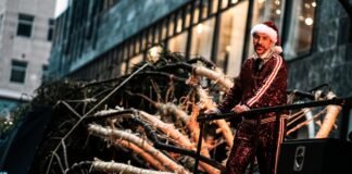 8 photos show that the holidays have now come for New York City