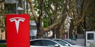 Elon Musk says Tesla FSD will let you use your phone in some cases. Police say don’t do that.