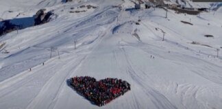 Skiers in Switzerland honored the victims of the Crans-Montana tragedy