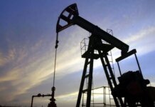 Oil prices rose due to shrinking US inventories and the situation in Venezuela