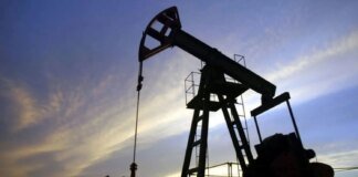 Oil prices rose due to shrinking US inventories and the situation in Venezuela