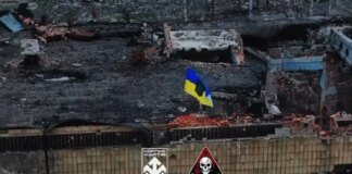 Fighters of "Khartia" raised the Ukrainian flag over the city hall building in the center of Kupyansk