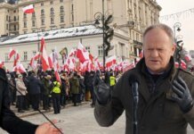 Mass protests against the EU defense program took place in Warsaw outside the Presidential Palace