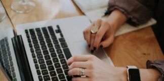 From raw data to visual proof: Automating website screenshots for analytics