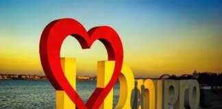 Attack on Dnipro: four wounded, bank and high-rise building damaged