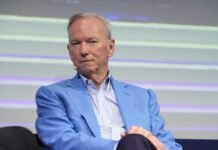 Arizona students boo former Google CEO Eric Schmidt as he talks about AI during graduation speech